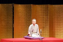 名人芸で情緒あふれる落語を披露する春風亭一朝さん