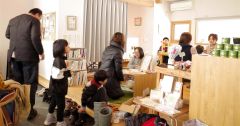 足寄　ぽかぽかマルシェ最終回　フェルト小物販売やキッチンカーなど出店　約５０人が楽しむ 2