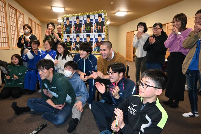 自由形・五輪代表へあと一歩…　坂田、蝦名選手に声援