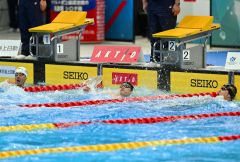 男子１００メートル自由形・決勝で、６位に終わった坂田怜央（中央）。レース後、電工掲示板に表示されたタイムを見つめる坂田（金野和彦撮影）