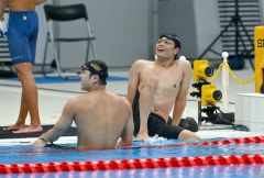 レース後電光掲示板に表示されたタイムを見つめる坂田怜央（右）