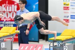 男子１００メートル自由形・決勝でスタート切る坂田怜央（金野和彦撮影）
