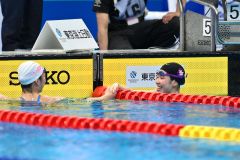 【女子１５００メートル自由形・決勝】優勝を飾った蝦名愛梨（右）。レース後、蝦名は２位の森山幸美（左、山本光学）と健闘をたたえあう（金野和彦撮影）
