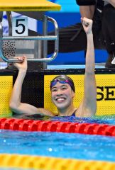【女子１５００メートル自由形・決勝】優勝を果たし、観客席に向かってガッツポーズをする蝦名愛梨