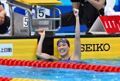 【女子１５００メートル自由形・決勝】優勝を果たし、観客席に向かってガッツポーズをする蝦名愛梨（金野和彦撮影）
