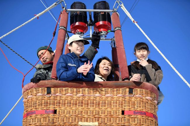 卒業記念で熱気球体験搭乗　上士幌小６年生