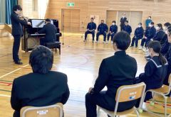 間近でバイオリンとピアノの生演奏を聴く勇足中の生徒たち