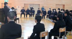間近でバイオリンとピアノの生演奏を聴く勇足中の生徒たち