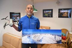 日高山脈の写真展を開いている谷水さん