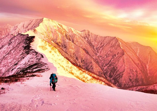 ピンク色に染まる山並みも　山岳ライター谷水さん初写真展　日高山脈に精通、国立公園化応援　市内喫茶店で