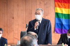 あいさつする亀田組合長