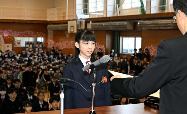【写真】制服姿で学びや別れ 管内小学校で卒業式