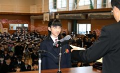 山田校長から卒業証書を受け取る卒業生（２２日午前１０時ごろ、帯広若葉小学校で。須貝拓也撮影）