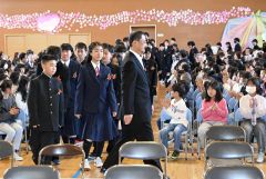 緊張した面持ちで入場する卒業生（２２日、帯広若葉小学校で。須貝拓也撮影）