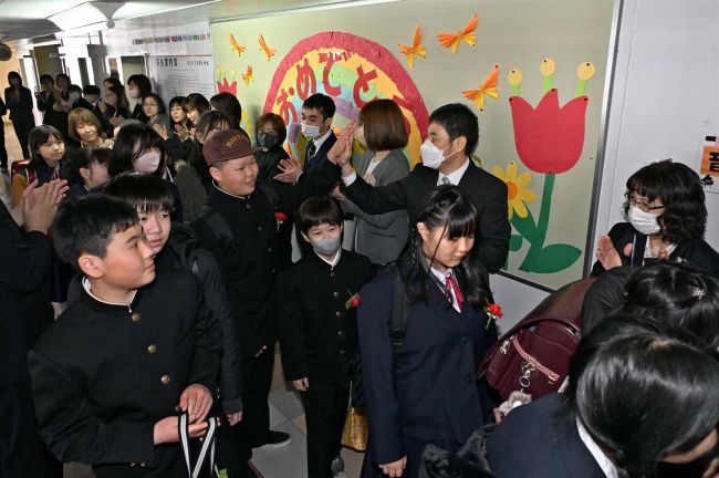 【写真】制服姿で学びや別れ 管内小学校で卒業式