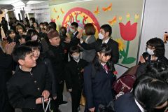 恩師に見送られながら学校を後にする卒業生（２２日、帯広若葉小学校で。須貝拓也撮影）