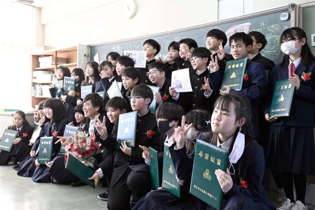 【写真】制服姿で学びや別れ 管内小学校で卒業式