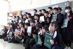 クラスメートと記念撮影をする卒業生（２２日、帯広若葉小学校で。須貝拓也撮影）