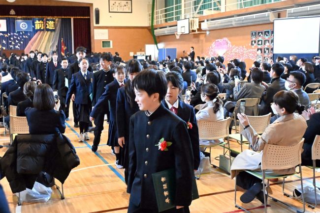 【写真】制服姿で学びや別れ 管内小学校で卒業式