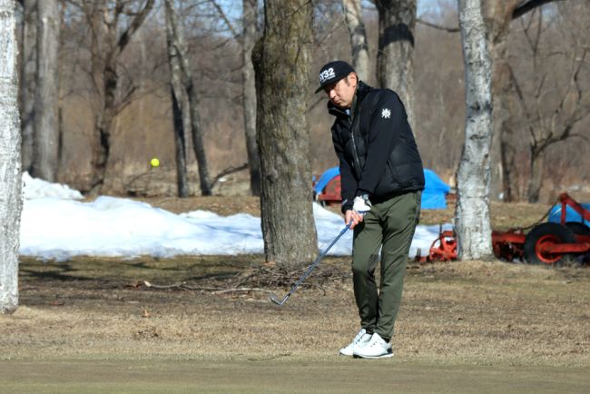 ゴルフ場オープン　札内川、国際、白樺に快音響く