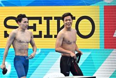 男子５０メートル自由形準決勝２組で、坂田怜央（右）を含む同組の３選手が２２秒７２で同着タイム。坂田は決勝進出を懸け「スイムオフ」の再レースに挑んだ（金野和彦撮影）