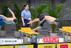 【男子５０メートル自由形準決勝】決勝進出を懸け、好スタート切る坂田怜央（右）＝金野和彦撮影