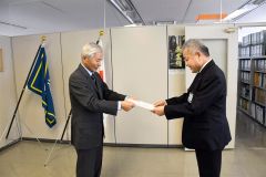広瀬容孝教育長（右）に陳情書を手渡す砂川会長（左）
