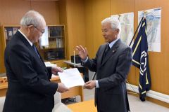 横山議長（左）に陳情内容を説明する砂川会長（右）