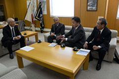 横山議長（左）に八千代Ｃ遺跡について説明するとかち縄文の会メンバー