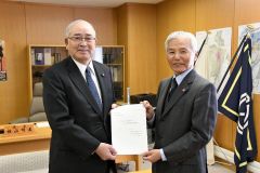 砂川会長（右）が横山議長（左）に陳情書を手渡した