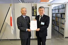 砂川会長（左）が広瀬教育長（右）に陳情書を手渡した