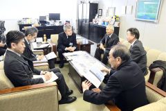 市教委に八千代Ｃ遺跡の状況などをを説明するとかち縄文の会メンバー
