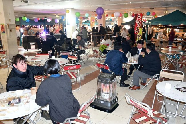 飲食やポーカーに幅広い客　中心部でナイトマーケット　２３日まで