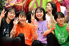 第１３４期生の仲間と記念撮影する中嶋さん（左から３人目）