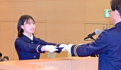 晴れやかな表情で修了証書を受け取る中嶋さん