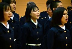 修了式で校歌を歌う中嶋さん（中央）