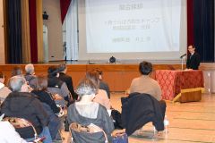 町民報告会であいさつする井上町長（右）