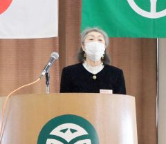 あいさつする在校生代表の福田さん