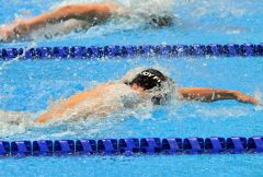 【男子５０メートル自由形決勝】激しく競り合う坂田怜央（手前）＝金野和彦撮影