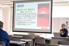 脂肪肝やにこたま療法について説明する川西団長（右）