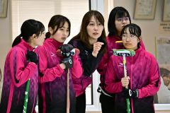 準決勝でタイムアウトをとり、川平操子コーチ（中央）からアドバイスを受けるメンバー