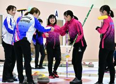 準決勝を終え、健闘をたたえ合う両チームの選手たち。右から市山ひまり、市山ひおり、佐藤七希
