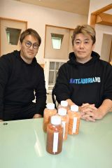 イクラの商品を皮切りに大樹発の返礼品シリーズを始めた（右から）堀江さんと三原さん