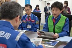 井田部長（手前）に報告する目黒農業開発専門官（右）