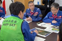 井田部長（右）に報告する目黒農業開発専門官（手前）