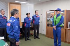 井田部長（左）に帰還を報告する目黒農業開発専門官