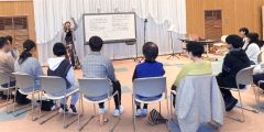 参加者に歌い方を指導する佐脇さん
