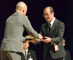 賞状を受け取る武智さん