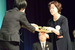 賞状を受け取る永田さん