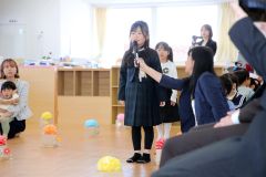 入場し、入学する小学校を発表する卒園児（２４日午前９時１０分ごろ、助川かおる通信員撮影）